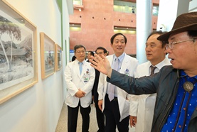 (오른쪽부터) 펜화가 김영택이 정남식 연세의료원장, 윤도흠 세브란스병원장, 최진섭 연세의료원 사무처장에게 제중원 작품에 대해 설명하고 있다.