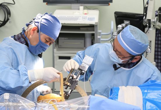 라이브 수술(왼쪽 백선하, 오른쪽 켄달 리 교수).
