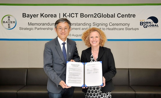 김종갑 K-ICT 본투글로벌센터장(좌측)과 잉그리드 드렉셀 바이엘코리아 대표(우측).