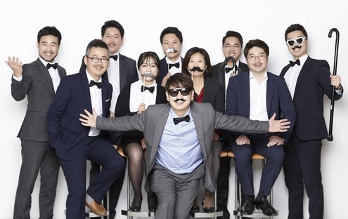 한국얀센 임직원들이 콧수염 사진을 찍으며, '모벰버(Movember)' 캠페인에 즐겁게 참여하고 있다.