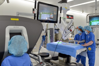 학생들이 수술용로봇으로 낚시하기 체험을 하고 있다.