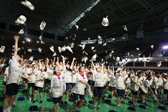 제20회 동아제약 대학생 국토대장정 참가 대원들이 모자를 던지며 기쁨을 표현하고 있다.