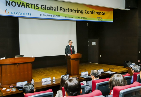 노바티스와 대한무역투자진흥공사(KOTRA)가 공동 개최한 ‘노바티스 글로벌 파트너링 컨퍼런스’에서 한국노바티스의 클라우스 리베(Klaus Ribbe) 대표이사가 환영사를 하고 있는 모습.