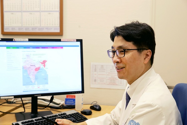 분당서울대병원 감염내과 김의석 교수가 해외여행 시 주의해야 할 말라리아 위험 지역에 대해 설명하고 있다.