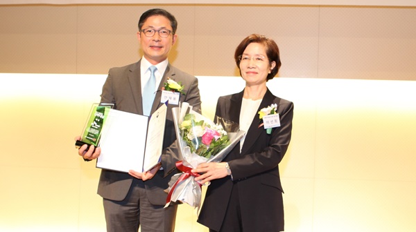 SK케미칼 안재용 백신사업부문장이 21일 서울 중구 페럼타워에서 ‘2017 대한민국 신약대상’을 수상하고 있다.