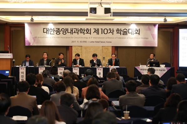 한국 암치료 보장성확대 협력단(암보협)은 지난 10일 대한종양내과학회 제 10차 학술대회에서 ‘문재인 정부 보건의료정책(Moon Care), 방향과 해석’ 세션을 열었다.