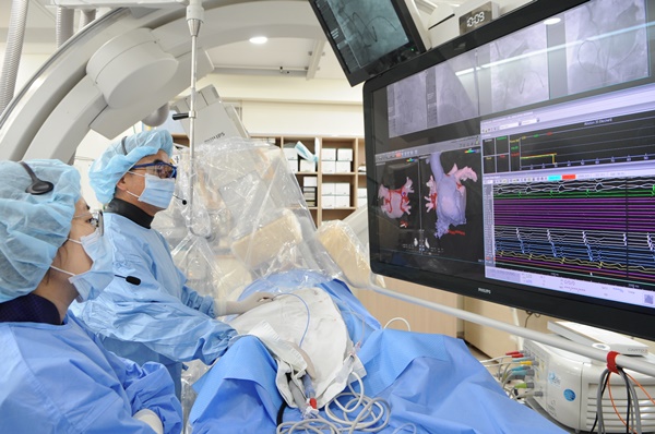 순환기내과 박경민 교수(오른쪽)가 3D 이미지를 활용, 심방세동 환자를 치료하고 있다.