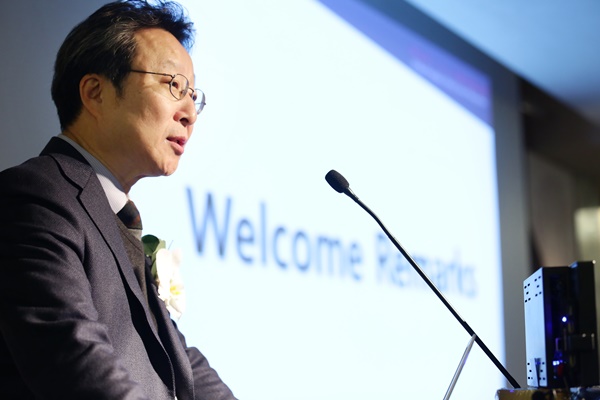 경희대병원 김건식 병원장이 제2회 후마니타스 국제 암 심포지엄에서 환영사를 하고 있다.