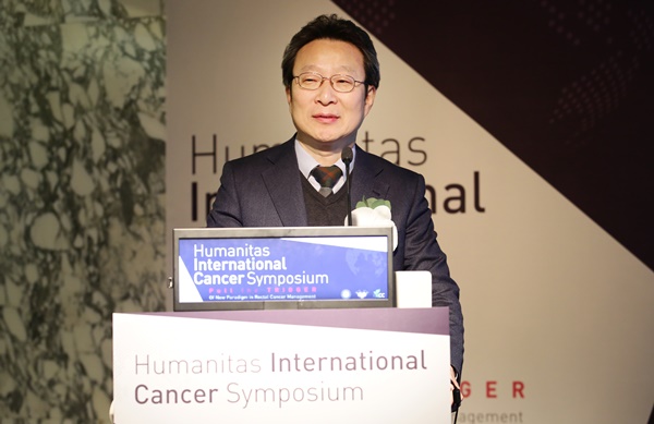 경희대병원 김건식 병원장이 제2회 후마니타스 국제 암 심포지엄에서 환영사를 하고 있다.