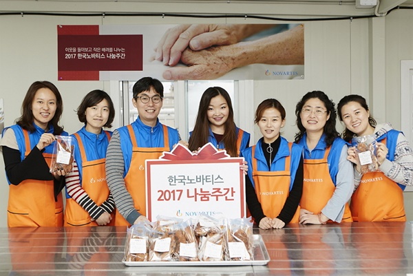 한국노바티스 임직원 봉사단이 지난 11월 30일, 12월 1일 양일간 중구자원봉사센터를 찾아 요리 나눔 활동을 진행했다. 참가자들이 어려운 이웃에게 전달할 꽈배기도넛을 만들고 있다.