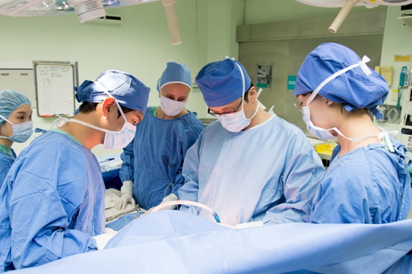 유방외과 한원식 교수(중앙)의 수술을 참관하는 러시아 연수생 율리아나 샤토바(왼쪽에서 세 번째).