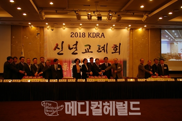 한국신약개발연구조합(이사장 김동연)은 11일 삼정호텔 2층 제라늄홀에서 '2018년도 KDRA 산·학·연·병·관·언론 신년교례회'를 개최했다.