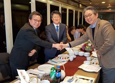 한국제약바이오협회 허경화 부회장(오른쪽에서 첫 번째)과 KRPIA 이상석 부회장(오른쪽에서 두 번째), 연세의료원 의과학연구처 이성기 차장(연구중심병원협의회)이 6일 간담회를 갖고‘한국 제약산업 공동 컨퍼런스 2018’개최와 관련해 의견을 나눴다.
