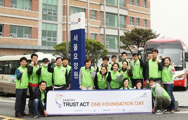 지난 6일, 사노피 전 직원이 참여하는 사회책임활동 ‘원파운데이션데이’(One Foundation Day)가 시작됐다. 사진은 서울요양원을 찾은 사노피 배경은 대표(가운데)와 직원들이 환하게 웃고 있는 모습.