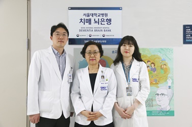 왼쪽부터 병리과 배정모 교수, 병리과 박성혜 교수(뇌은행장), 심유미 연구원.
