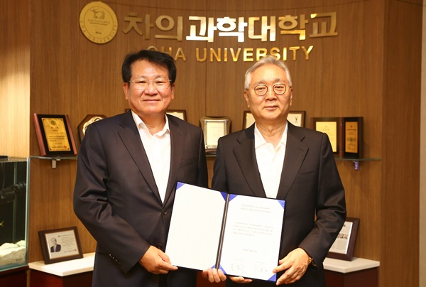 차의과학대학교 이훈규 총장(오른쪽)은 하나금융나눔재단 김한조 이사장(왼쪽)과 ‘아름다운 동행’ 사회공헌협약을 체결했다.