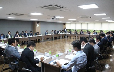 한국제약바이오협회는 21일 17차 이사장단회의와 2차 이사회를 잇달아 열어 오는 9월 7일 열리는 한국 제약·바이오산업 채용박람회의 적극 참여 등을 결의했다.