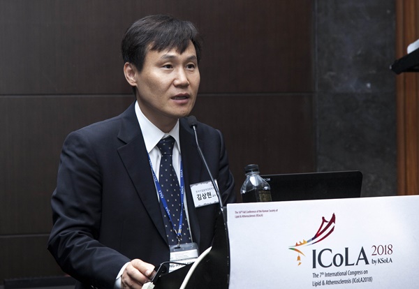한국지질·동맥경화학회 학술이사 김상현 교수가 제 7회 ICoLA 2018의 주요 세션을 소개하고 있다.