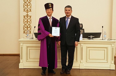 카자흐스탄 국립의대 명예교수로 위촉된 유철주 교수(왼쪽).