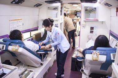 12일 종로구 보령빌딩에서 진행된 ‘HAPPY 헌혈데이’에서 보령제약그룹 임직원들이 헌혈을 하고 있다.