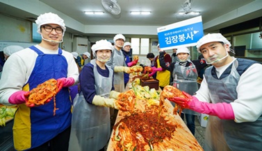 한국애브비는 지난 5일 전직원 연말 봉사활동의 일환으로 ‘사랑의 김장 담그기 및 연탄 배달’을 진행했다.
