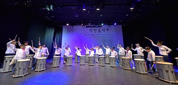 한국화이자제약의 사회공헌활동 ‘2018 착한 화이자링크 희망 프로젝트 4탄–착한 음악회’의 공연 모습.