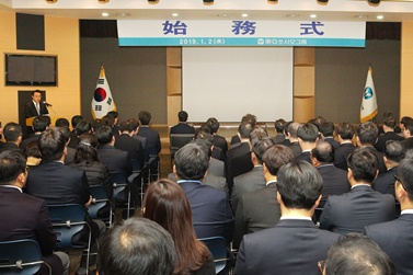 동아쏘시오그룹 2019년 시무식에서 한종현 동아쏘시오홀딩스 사장(왼쪽 단상)이 신년사를 말하고 있다.