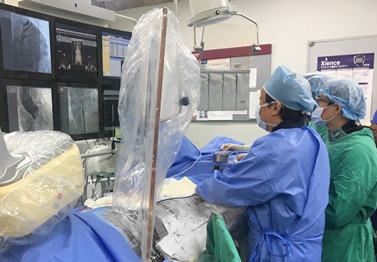 유철웅 교수팀이 대동맥판막협착증 환자에게 국소마취하에서 TAVI시술을 시행하고 있다.