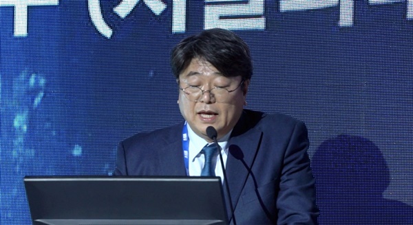발표를 진행하고 있는 서울의대 장인진 교수.