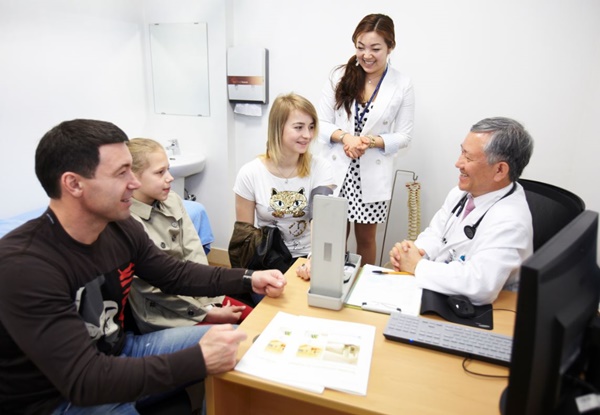 경희의료원 국제교류센터 김병성 센터장이 해외 환자를 진료하고 있다.
