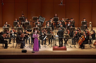 메디칼필하모닉오케스트라(MPO) 단원들과 소프라노 김순영이 공연하는 모습.
