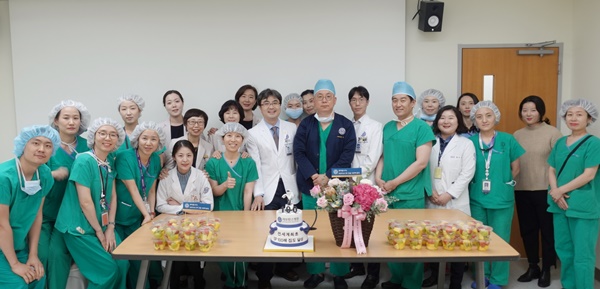 세브란스병원 로봇내시경수술센터 의료진이 다빈치 SP 수술 100례를 축하하고 있다.