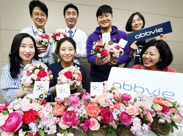 한국애브비가 5월 8일 어버이날을 앞두고 임직원 대상 카네이션 꽃바구니 클래스를 진행했다.