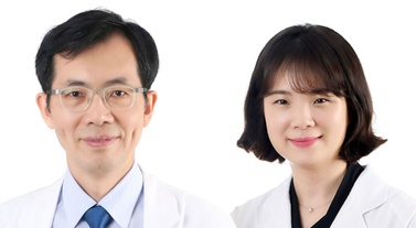 (좌측부터)가정의학과 원장원 교수, 김선영 교수.