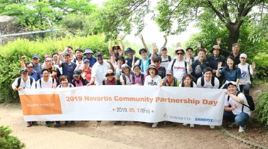 지난 17일 한국노바티스 임직원들과 조쉬 베누고팔 대표는‘제23회 지역사회 봉사의 날’을 맞아 나눔장애인자립센터를 방문, 시각장애인 20여명과 함께 심학산 산림공원에 봄 나들이를 나섰다.