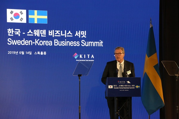 6월 14일 오후(현지 시각) 스웨덴 스톡홀름에서 열린 한국−스웨덴 비즈니스 서밋에서 레이프 요한손 아스트라제네카 회장이 향후 5년간의 투자 및 협력 계획을 발표하고 있다.