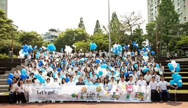 한국로슈 및 한국로슈진단㈜ 임직원이 지난 14일 서울 석촌호수에서 ‘어린이를 위한 걷기 대회(Children’s Walk)’에 참여해, 국내외 소외 어린이들을 위한 희망의 발걸음을 전달하고 있다.