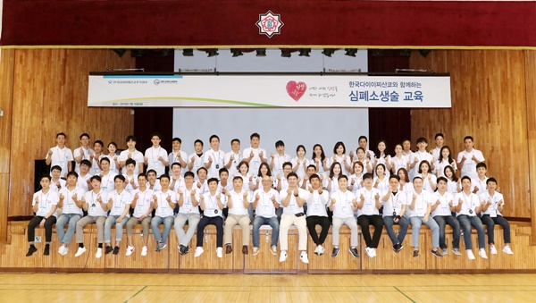 한국다이이찌산쿄 전직원은 심폐소생술 전문 강사로서 서울 장평초등학교와 안평초등학교에서 학생들을 대상으로 심폐소생술 교육을 실시했다.