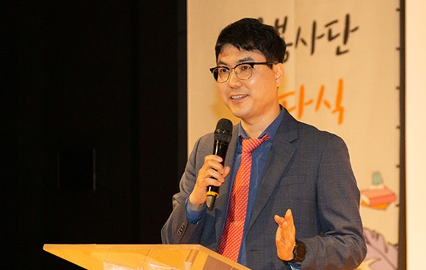 전승호 대웅제약 사장이 '참지마요 프로젝트 제1기 교육봉사단' 창단식에서 개최사를 하고 있다.