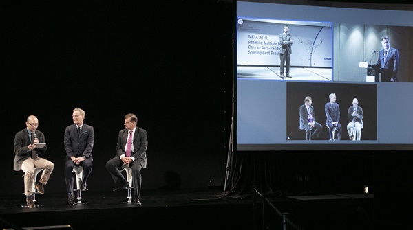 올라 랜드그렌(Ola Landgren) 교수(중앙)와 멜레티오스 디모풀러스(Meletios Dimopoulos) 교수(우측)가 좌장 안내에 따라 토론 세션에 참여하고 있다.