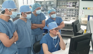 해외의학자들이 분당서울대병원 이학민 교수의 하이푸 시술 장면을 참관하고 있다.