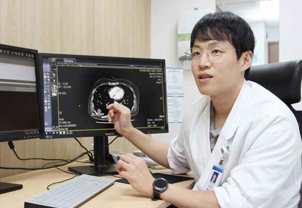 김홍준 교수가 폐암환자에게 유전자 기반 치료계획을 설명하고 있다.