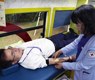 GC녹십자 임직원이 최근 경기도 용인의 GC녹십자 본사에서 열린 ‘사랑의 헌혈’ 행사에 참여하고 있다.(사진 녹십자 제공).