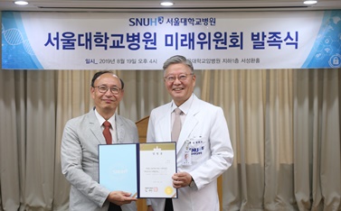 왼쪽부터 소아신경외과 왕규창 교수, 김연수 병원장.