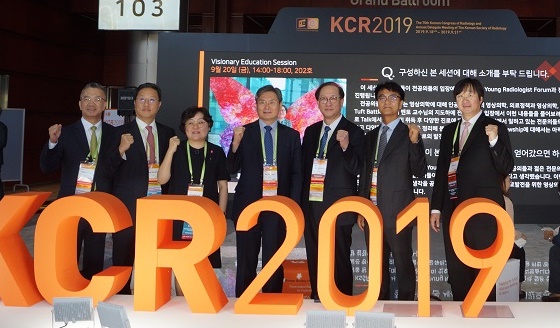 사진 왼쪽부터 이승구 학술이사, 박상우 홍보이사, 정승은 수련이사/ 정책연구네트워크위원장, 양달모 재무이사, 오주형 회장, 이정민 총무이사, 이활 국제협력이사가 성공적인 KCR2019 개막을 함께 했다.
