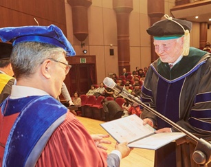 사진: 안데스 할베리 스웨덴 웁살라대학교 명예총장이 한림대학교 명예의학박사 학위를 수여받고 있다.
