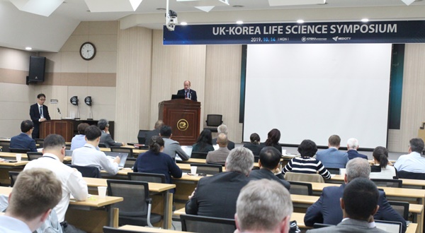 지난 14일 서울 방배동 협회에서 열린 '한-영 생명과학 심포지엄'에 참석한 마이크 웰치 주한영국대사관 투자참사관이 인사말을 하고 있다.