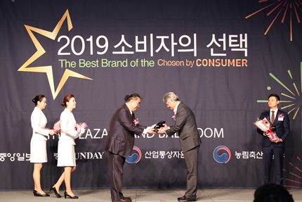 동성제약 마케팅본부 오두영 이사(사진 오른쪽)가 ‘2019 소비자의 선택’ 셀프염색제 부문 대상을 수상하고 있다.