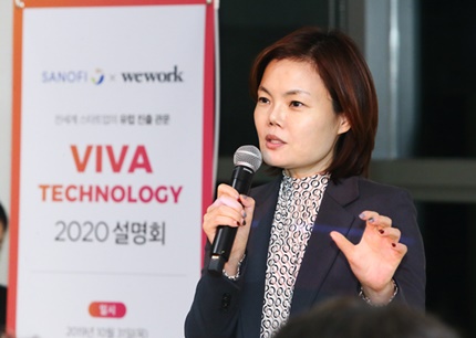 사노피-아벤티스 코리아 배경은 대표가 비바 테크놀로지 2020 설명회 환영사를 하고 있다.