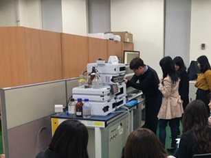한국제약바이오협회에서 지난해 4월 개최한 실습교육 중 충북테크노파크 바이오센터에서 'QQQ(LCMS)를 이용한 의약품 PK분석 기술'에 대해 교육생들이 실습을 받고 있는 모습.